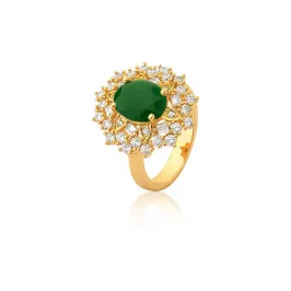 Anel ban. Dourado com pedra verde cravejado de zircônia