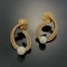 BRINCO BAN. DOURADO 2 LINHAS CRAVEJADO ZIRCONIA C/ PÉROLA