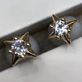 Brinco Ban dourado Estrela com Pedra Branca