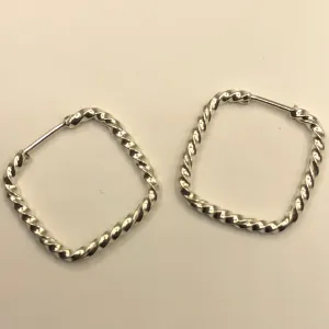 ARGOLA QUADRADA EM PRATA TRANÇADA  20MM ESP 1,4MM