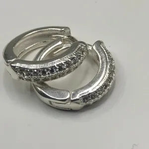 BRINCO PRATA TIPO ARGOLA CRAVEJADO ZIRCONIA 1 LADO