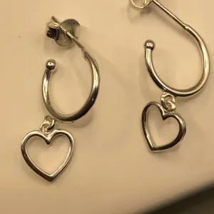 BRINCO PENDULO CORACAO MEIA ARGOLA 