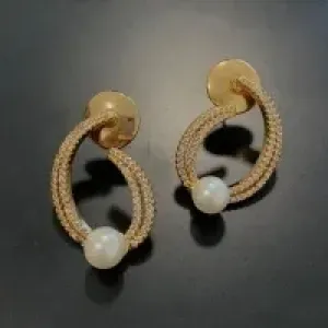 BRINCO BAN. DOURADO 2 LINHAS CRAVEJADO ZIRCONIA C/ PÉROLA