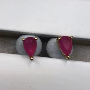 BRINCO BAN. DOURADO PEDRA FUSION ROSA GOTA 4X6MM