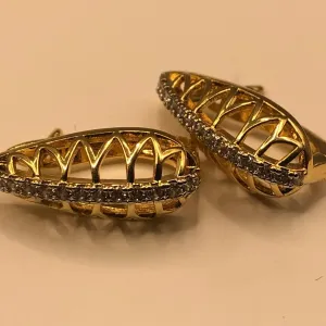 ARGOLA GOTA DOURADA VAZADA COM 14 ZIRCONIAS