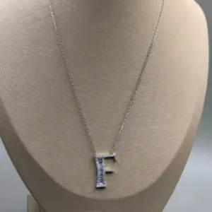 CORRENTE PRATEADA C/ PINGENTE LETRA F CRAVEJADO ZIRCONIA