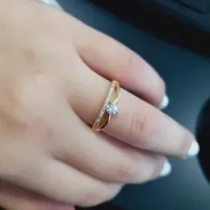 ANEL BAN. DOURADO CRAVEJADO ZIRC. LINHA