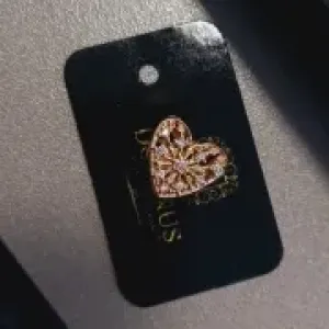 Berloque coração cravejado