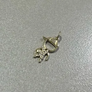 Pingente menino segurando a bola 