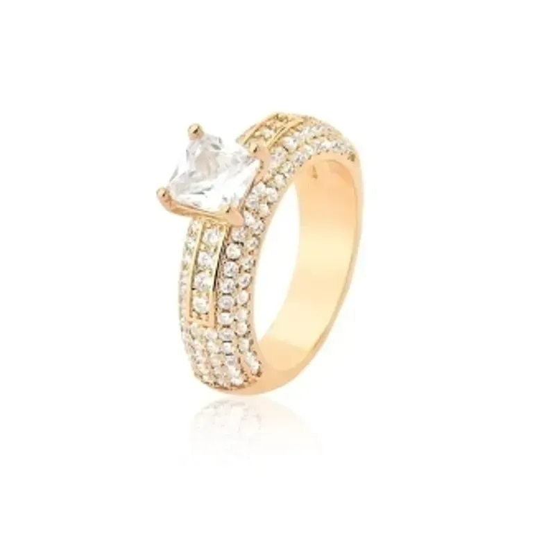 ANEL BAN. DOURADO CRAV. ZIRC BRANCA PEDRA BRANCA QUADRADO 6MM