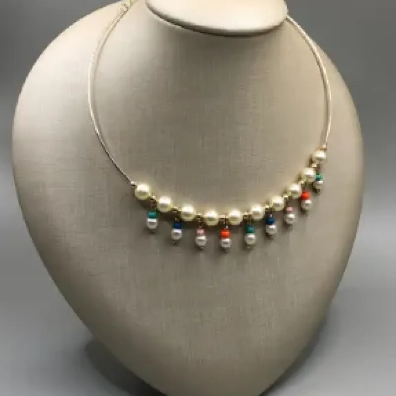 CHOKER BAN. DOURADO C/ PEROLAS E DETALHES COLORIDOS
