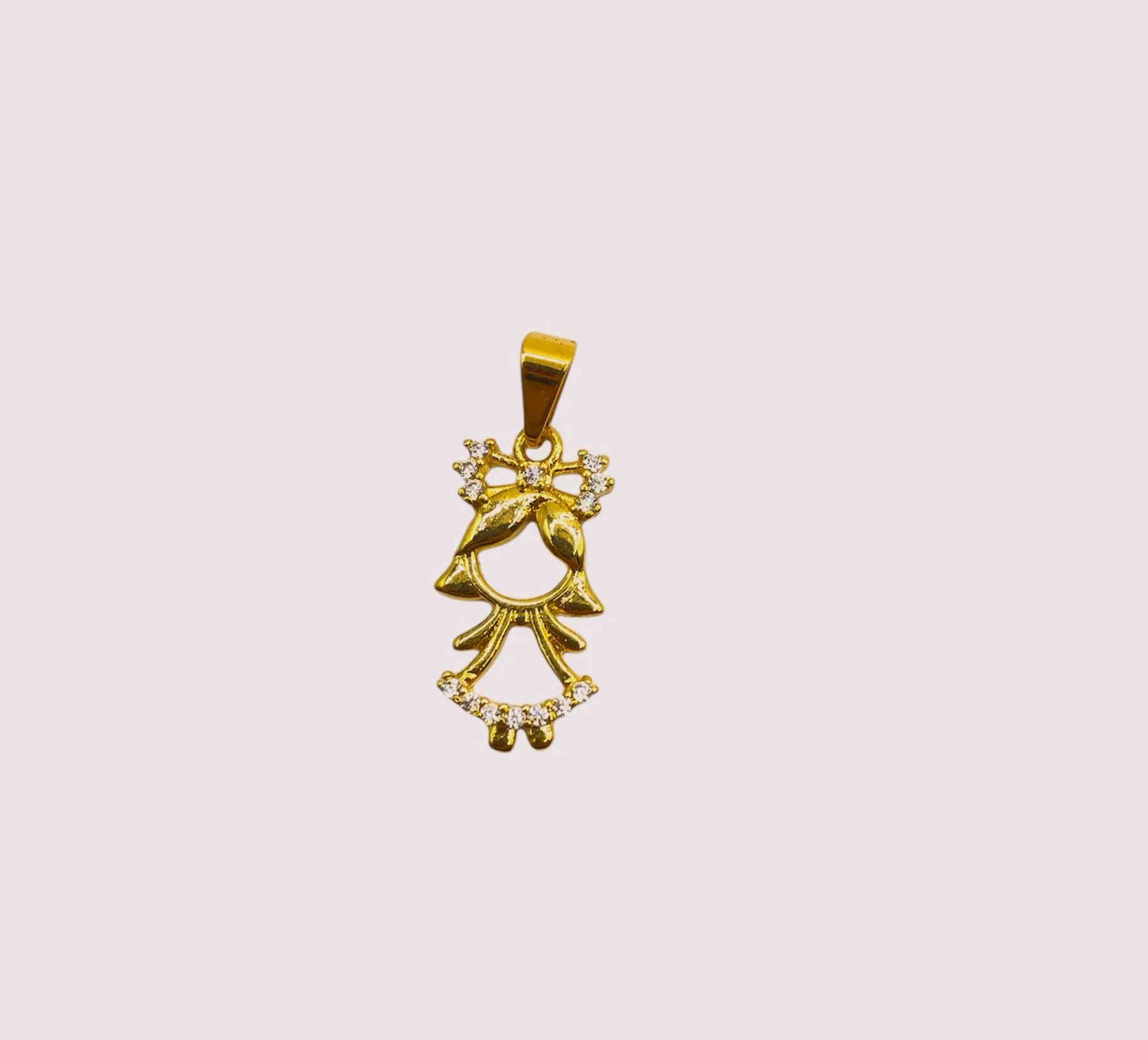 PINGENTE BAN. DOURADO MENINA LAÇO E VESTIDO CRAVEJADO C/ ZIRCONIA