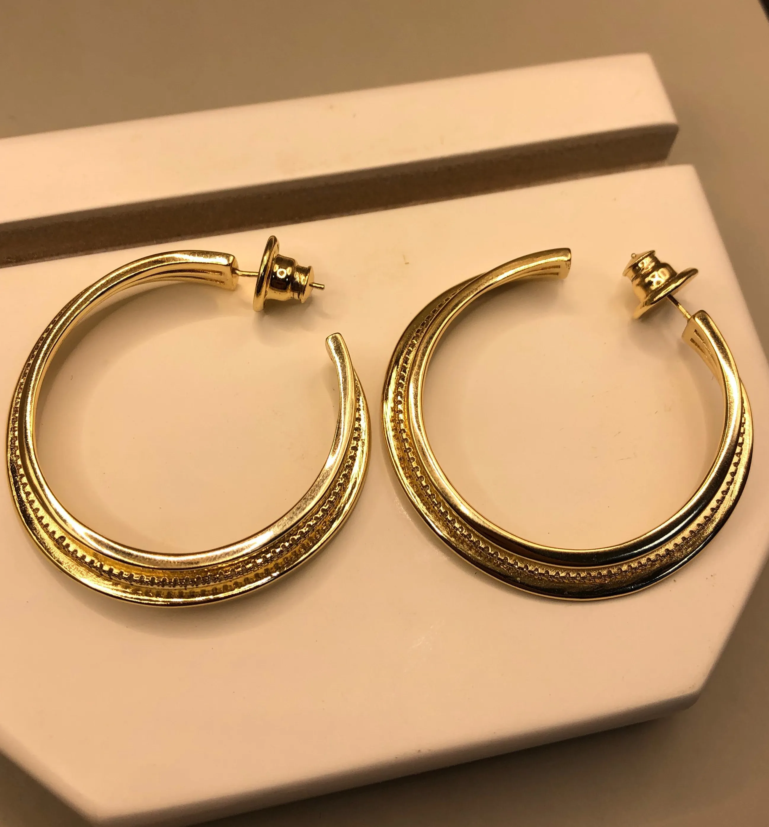 BRINCO BAN. DOURADO ARGOLA 3 LINHAS CRAVEJADO ZIRC. 1 LINHA