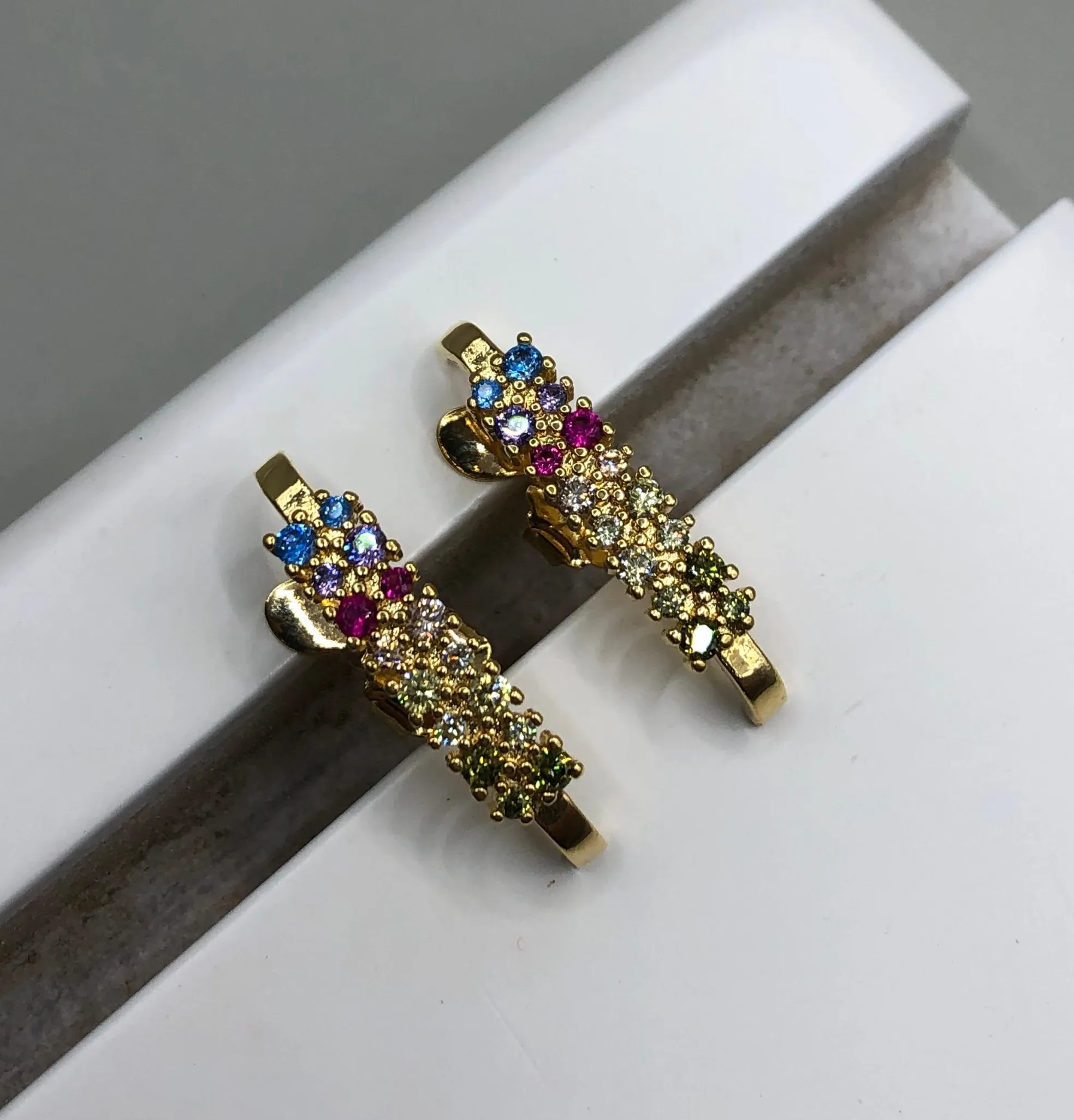 BRINCO BAN. DOURADO PEDRA MULTICOLOR 2 COLUNA EAR HOOK 24MM