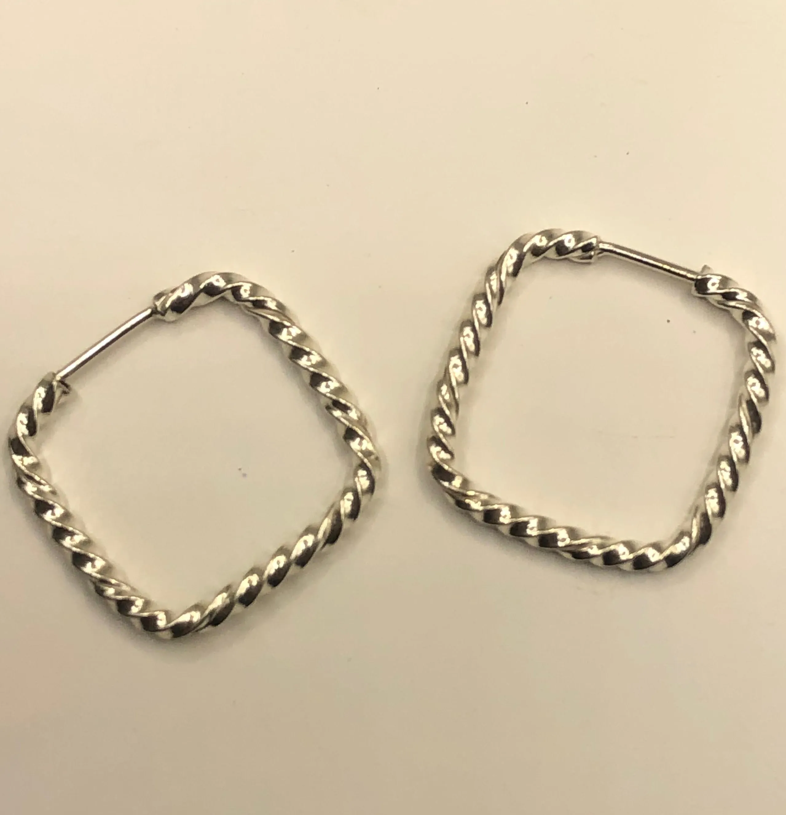 ARGOLA QUADRADA EM PRATA TRANÇADA  20MM ESP 1,4MM