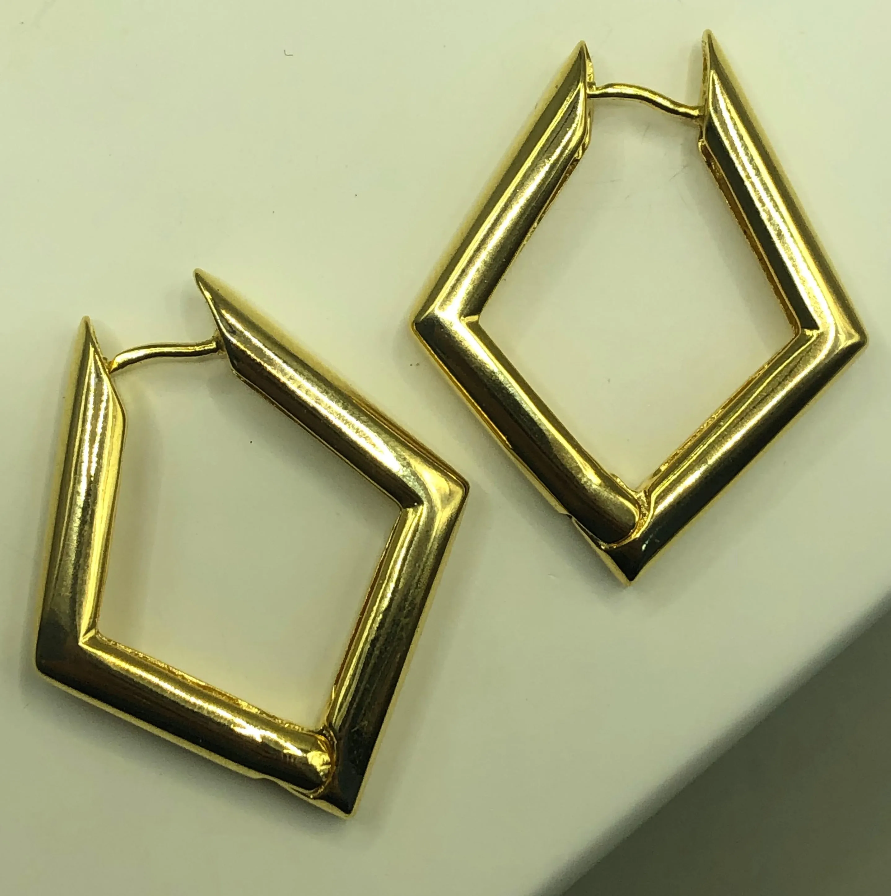BRINCO BAN. DOURADO LISO ARGOLA 32X25MM