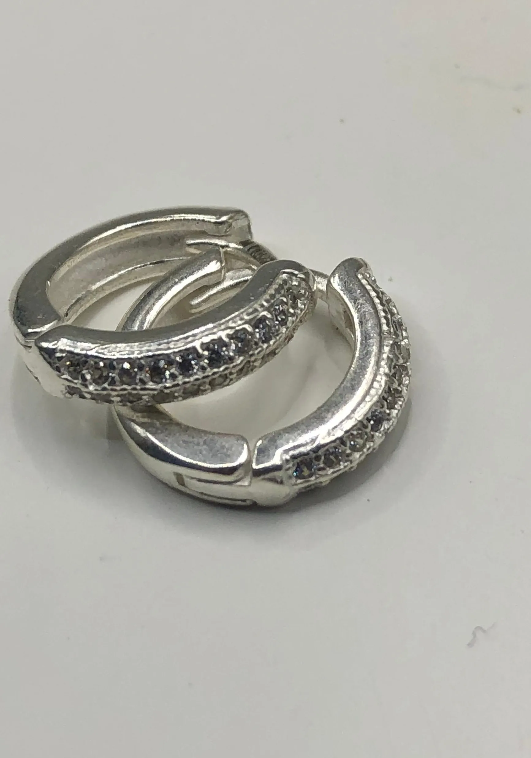 BRINCO PRATA TIPO ARGOLA CRAVEJADO ZIRCONIA 1 LADO