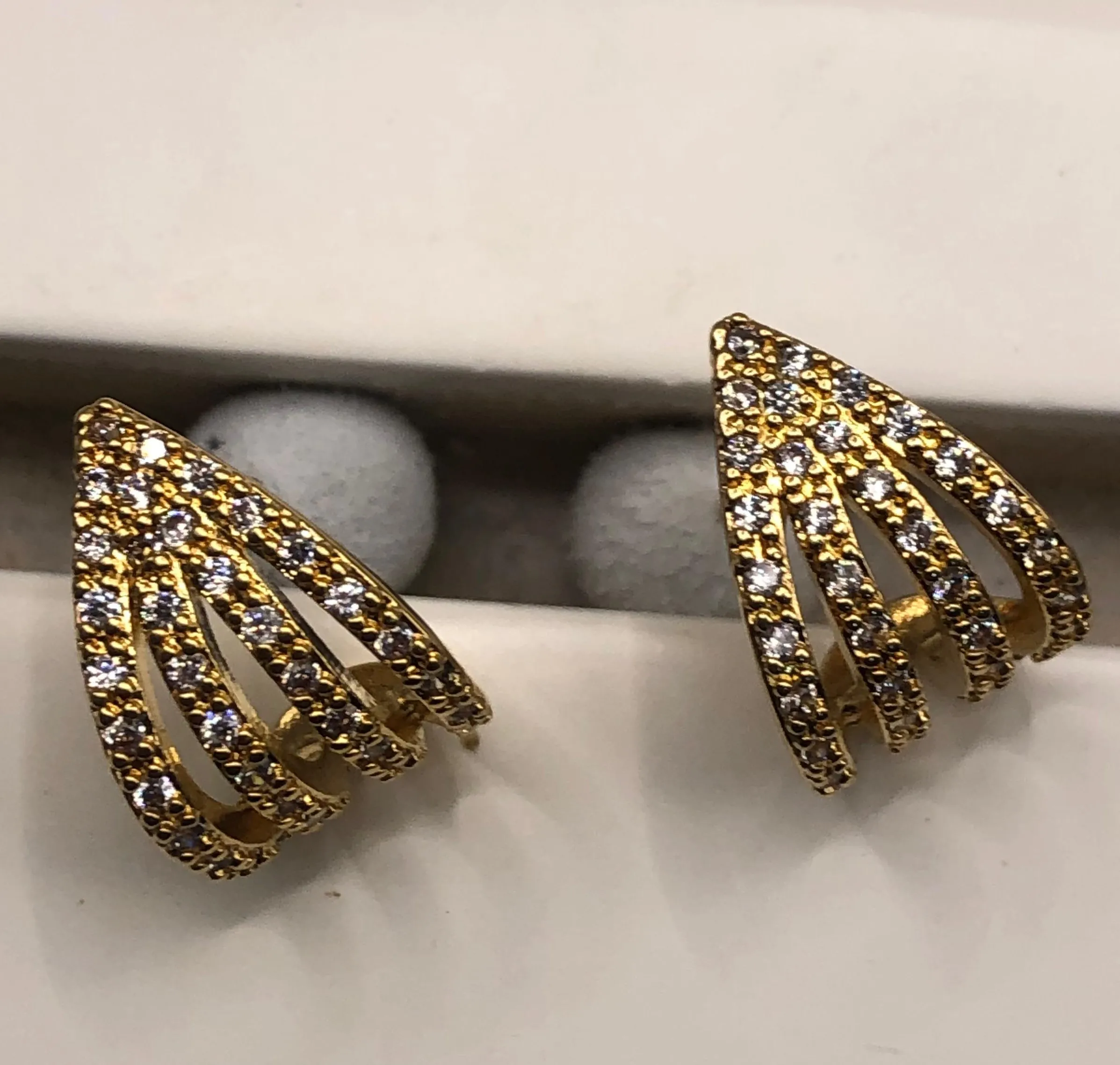 BRINCO BANHADO A OURO CRAVEJADO DE ZIRCONIA COM 4 TIRAS