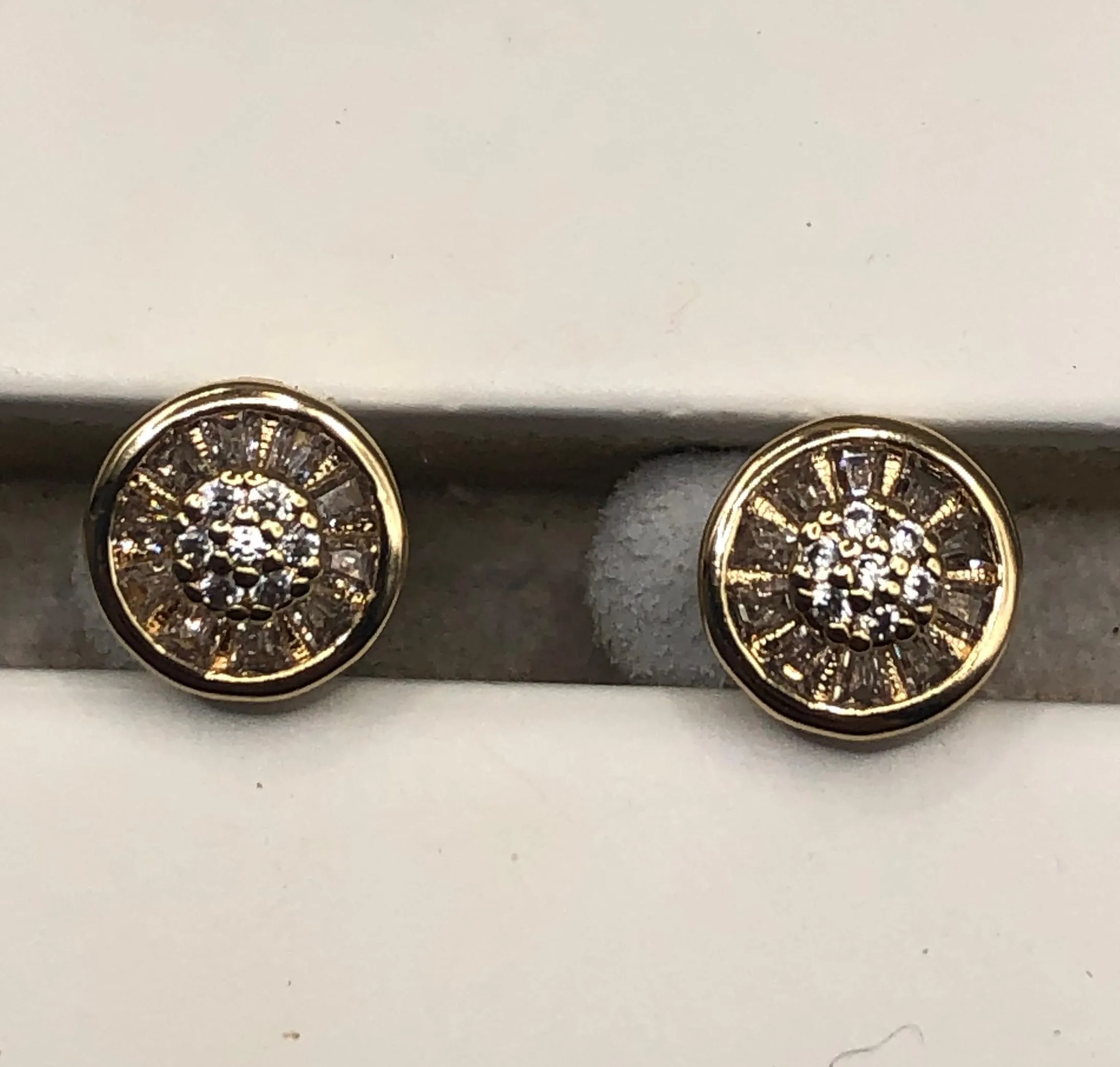 BRINCO BAN. DOURADO CRAV. ZIRC BRANCA PEDRA BRANCA PIZZA REDONDO 2X8MM