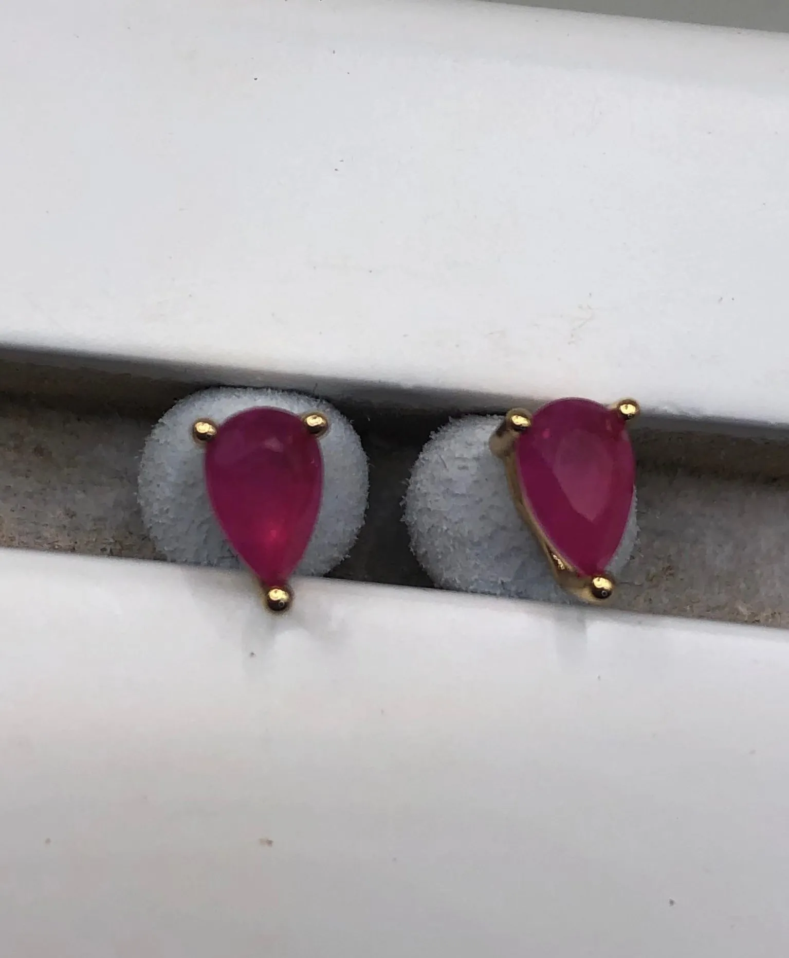 BRINCO BAN. DOURADO PEDRA FUSION ROSA GOTA 4X6MM