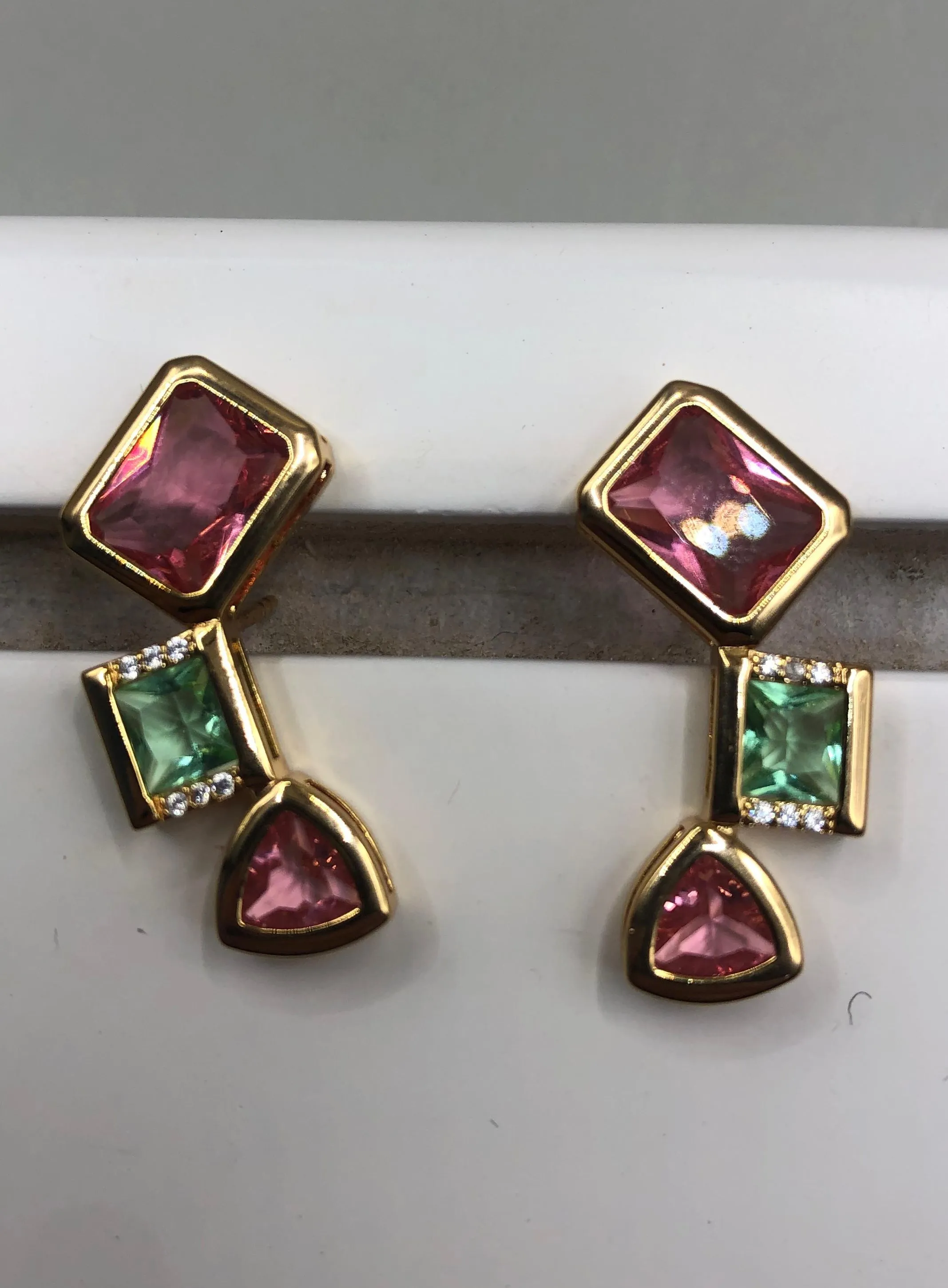 BRINCO BAN. DOURADO CRAV. ZIRC BRANCA PEDRA ROSA/TURMALINA EAR CUFF RETANGULAR/TRIANGULAR