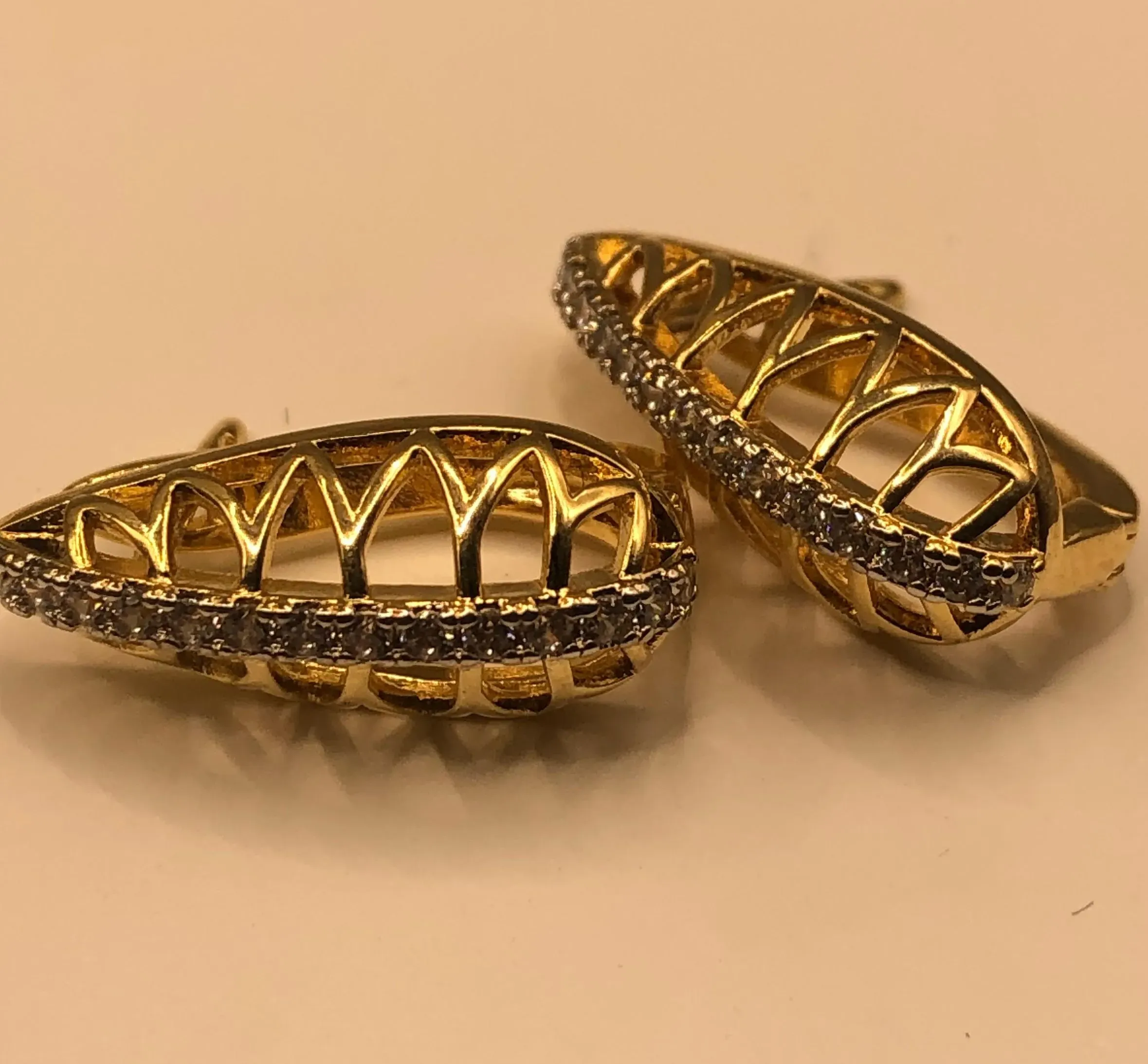 ARGOLA GOTA DOURADA VAZADA COM 14 ZIRCONIAS