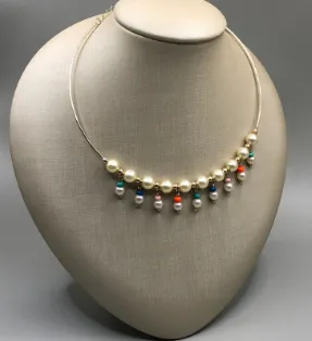 CHOKER BAN. DOURADO C/ PEROLAS E DETALHES COLORIDOS