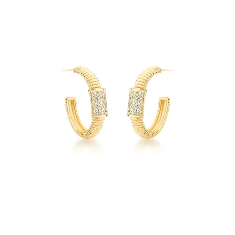 BRINCO MEIA ARGOLA ZIRCONIA FRENTE 7 COLUNA TRABALHADO 28X5MM BAN. DOURADO /INCOLOR
