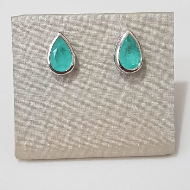 BRINCO BOTAO PEDRA GOTA VAZADO LATERAL 8X12MM BAN. A RODIO /VERDE FUSION TURMALINA