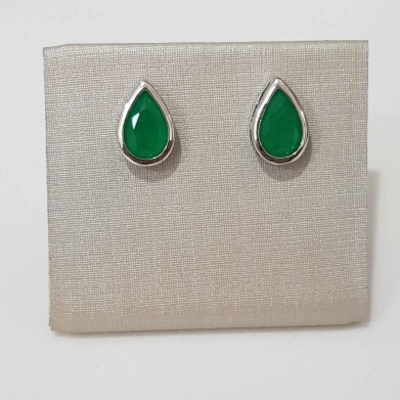 BRINCO BOTAO PEDRA GOTA VAZADO LATERAL 8X12MM BAN. A RODIO /VERDE FUSION ESMERALDA