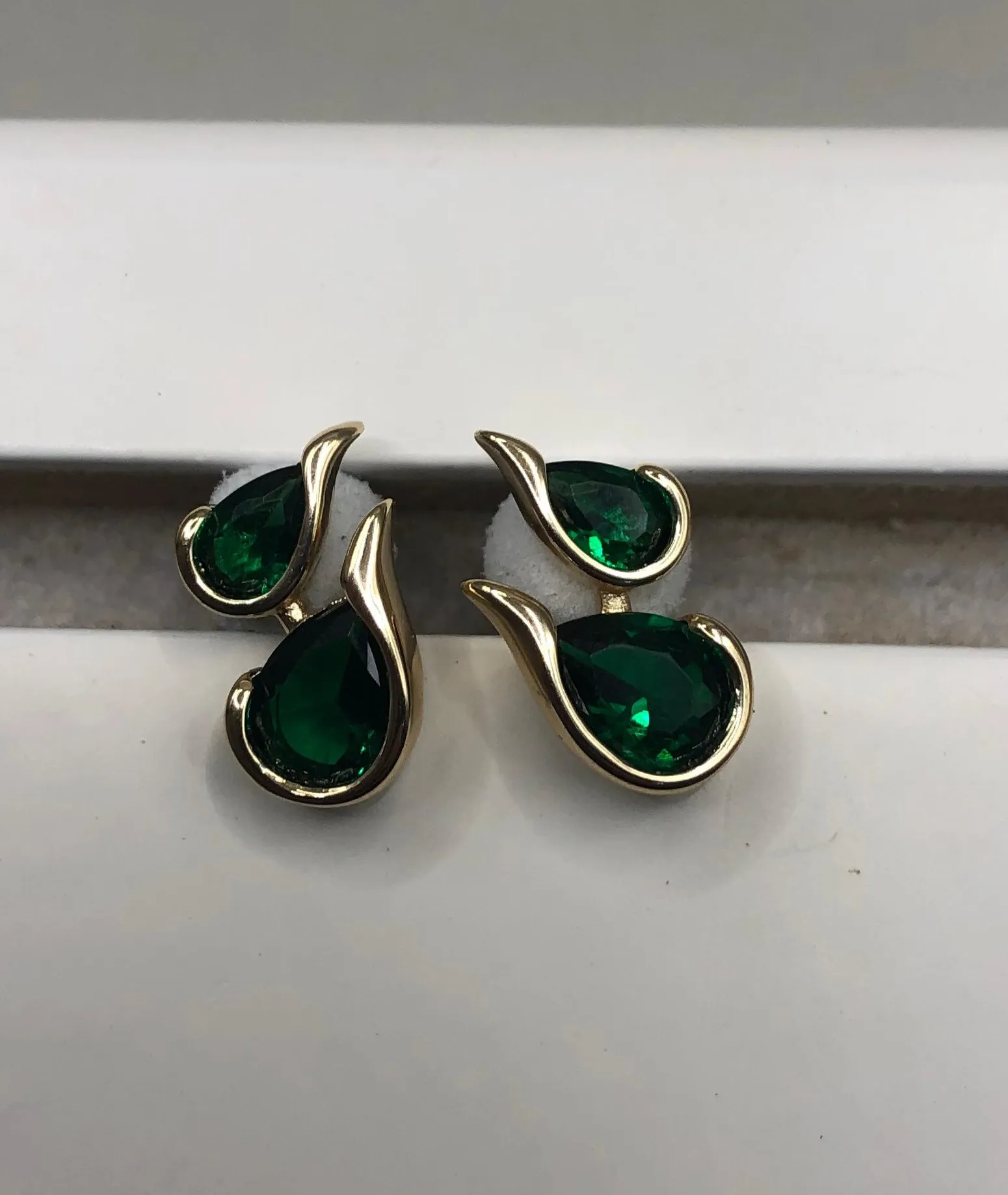 BRINCO BAN. DOURADO PEDRA ESMERALDA 2 GOTA