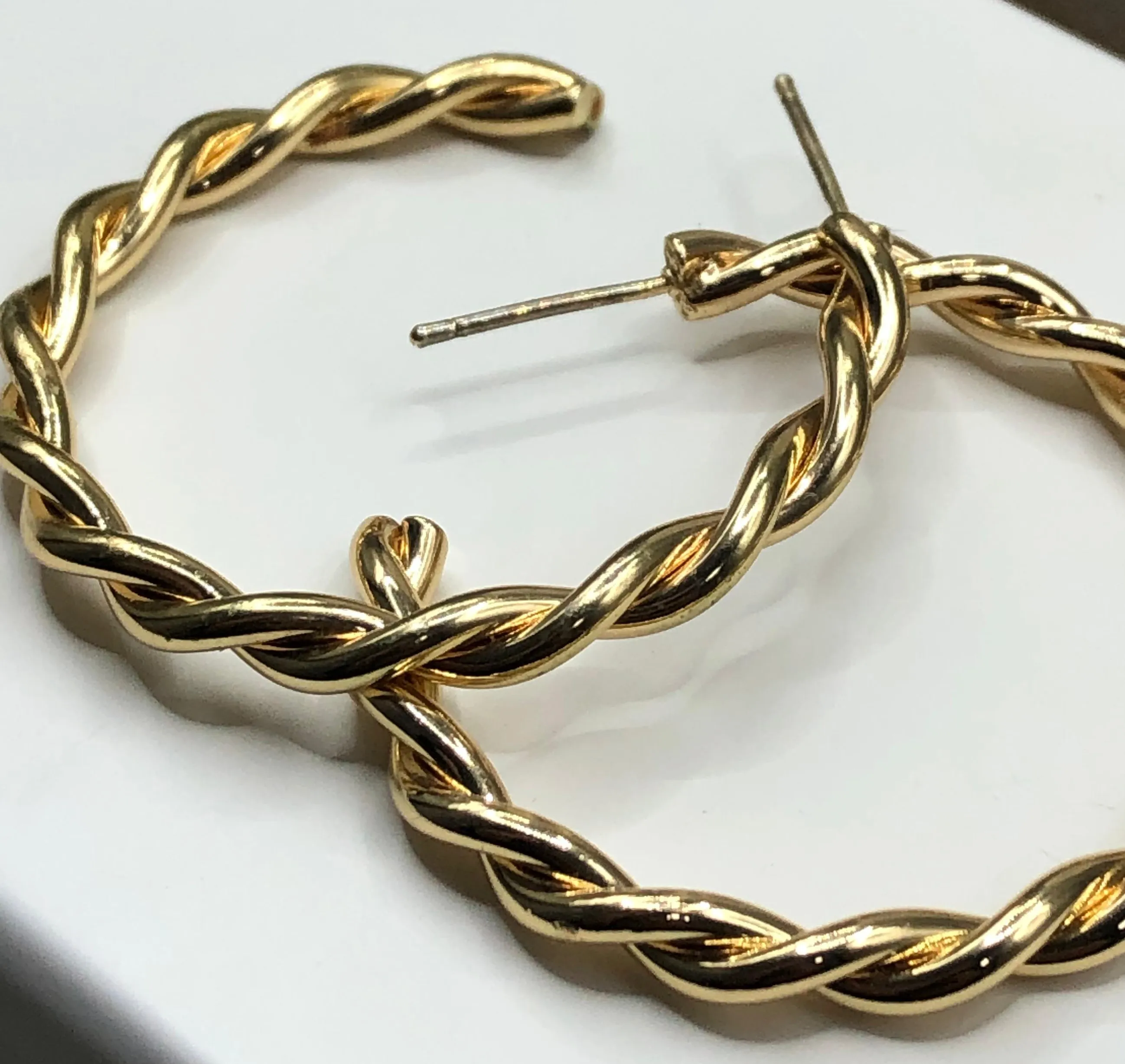 BRINCO BAN. DOURADO ARGOLA ENTRELAÇADA LISA