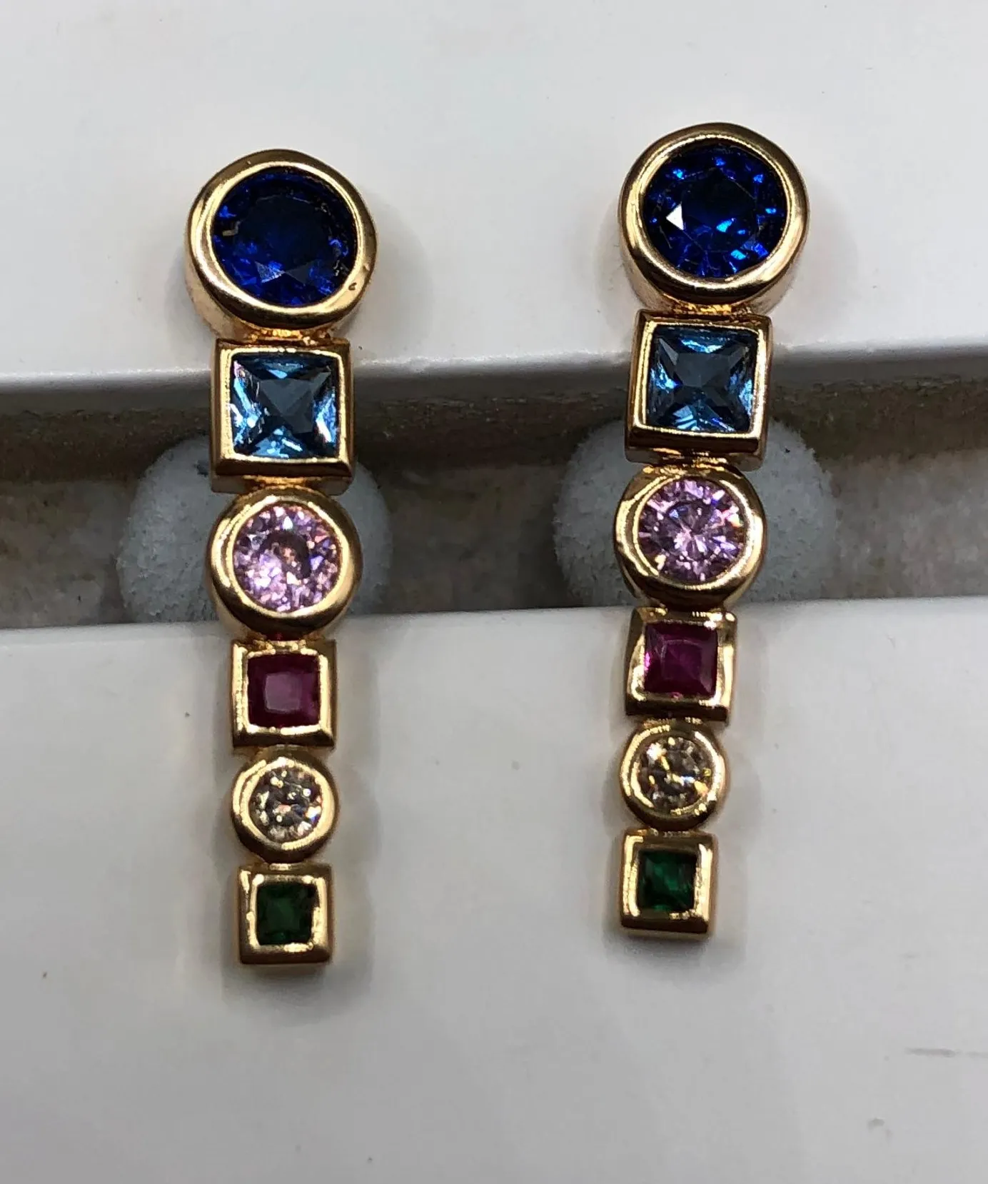 BRINCO PEDRA MULTICOLOR EAR CUFF 