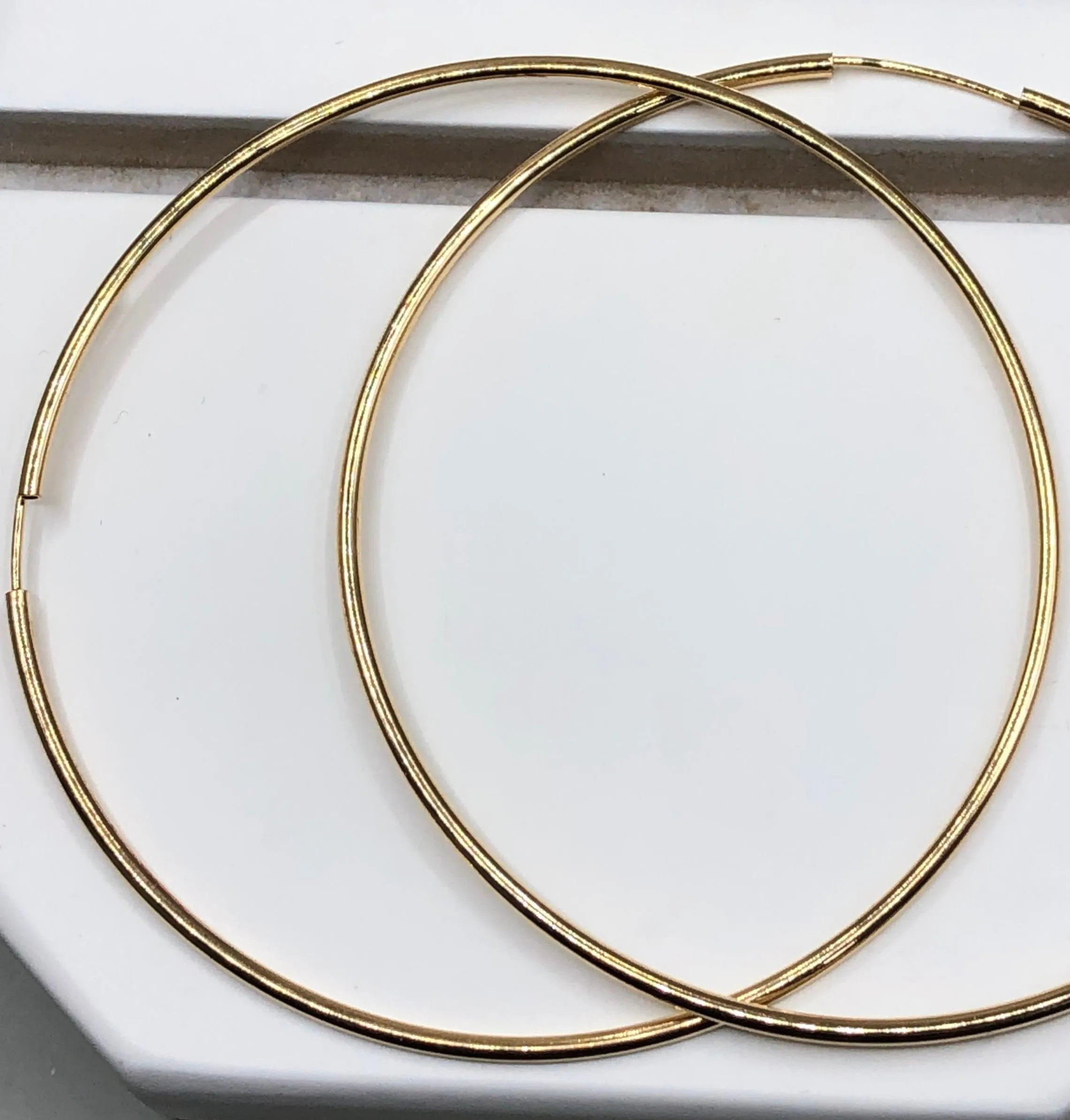 BRINCO BAN. DOURADO LISO FIO REDONDO ARGOLA 80MM