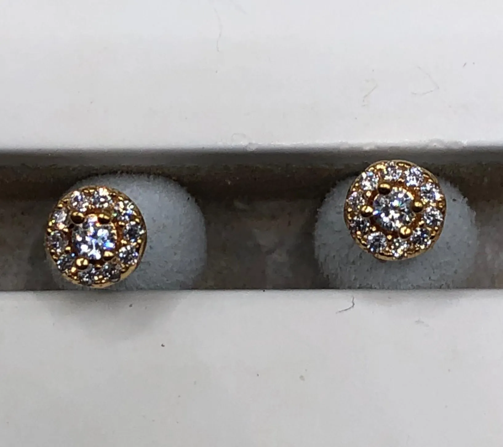 BRINCO BAN. DOURADO CRAV. ZIRC BRANCA PEDRA BRANCA FLOR/REDONDO 5MM