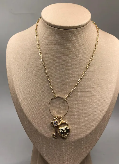 CORRENTE BAN. DOURADO C/ PINGENTES CADEADO CHAVE E PEDRA BRANCA