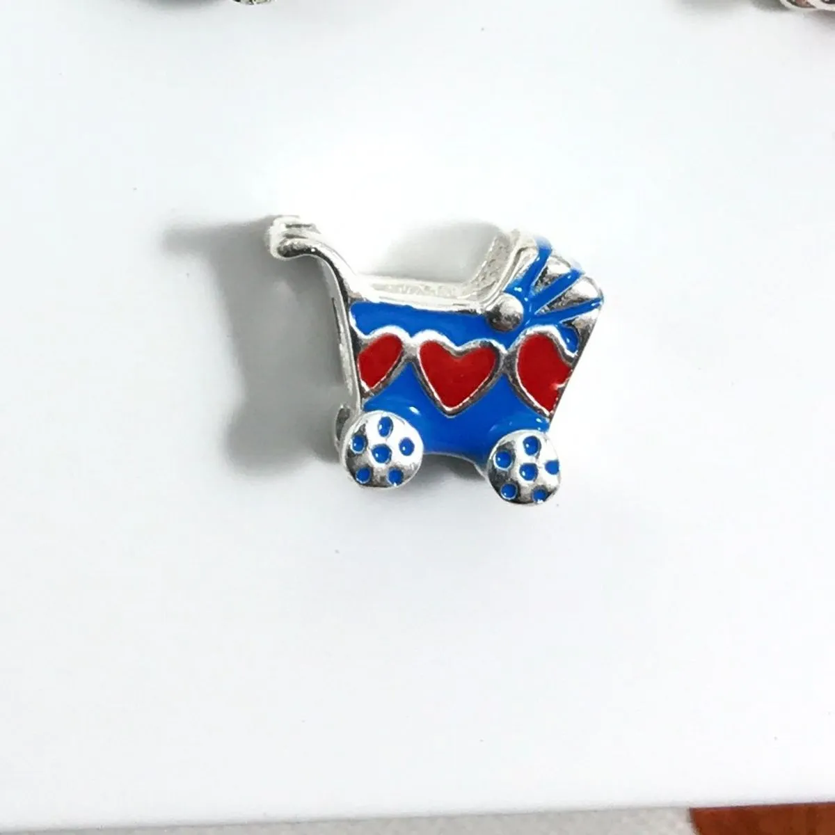 Berloque carrinho de bebê azul 