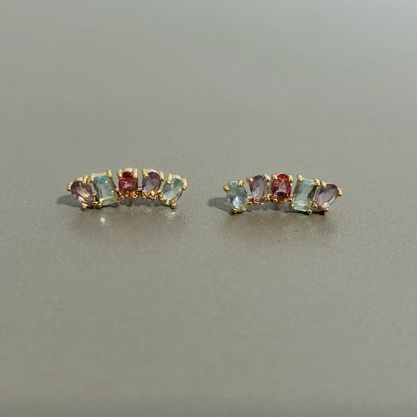 BRINCO EAR CUFF BAN. DOURADO PEDRA AMETISTA/ROSA/AGUA MARINHA