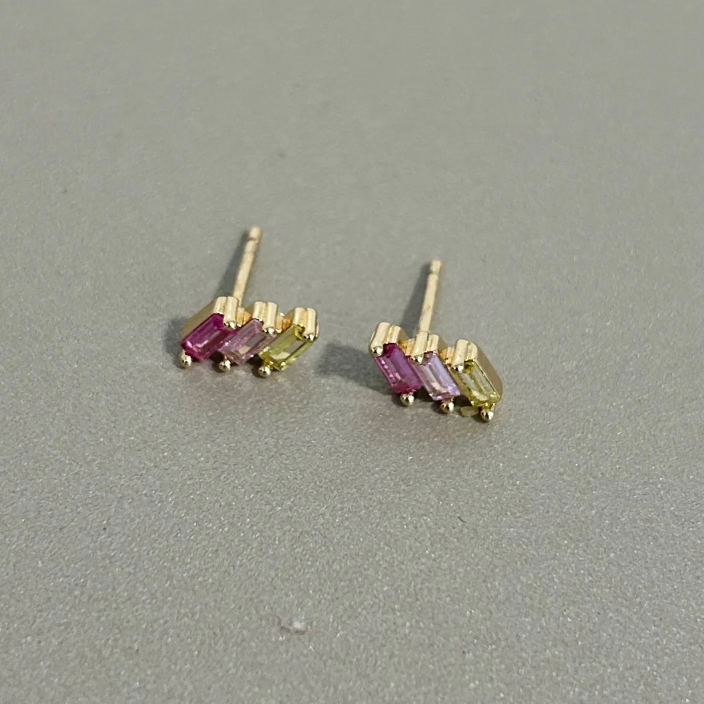 BRINCO BAN. DOURADO PEDRA  AMARELA/ROSA CLARO/ROSA ESCURO RETANGULAR